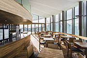 Das Café 3.440 mit Blick auf die Terrasse (©Foto: Pitztaler Geltscherbahn)